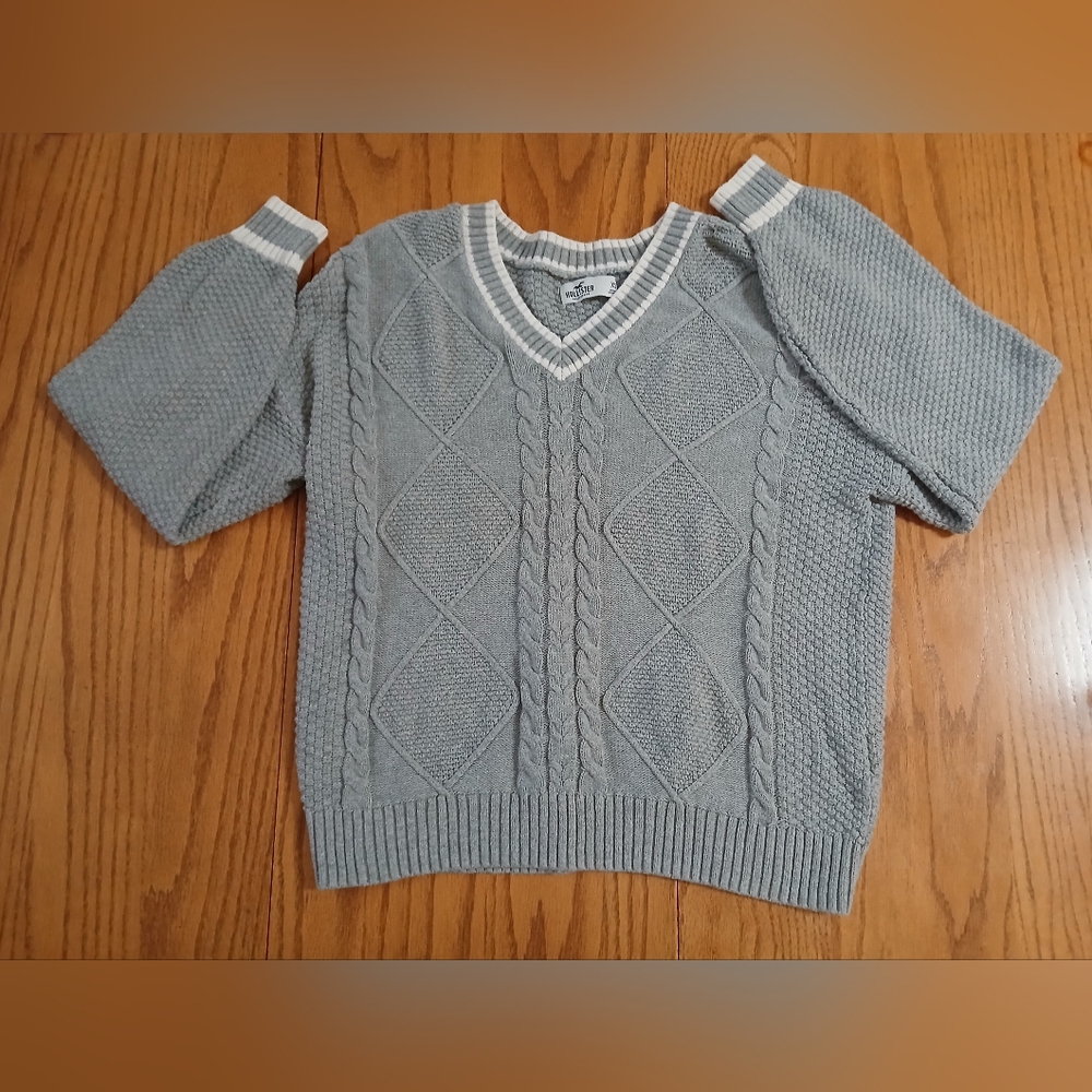 Hollister EUC Like New. Gray/White Cable Knit Sweater. Size XS Super Soft!
